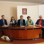 Konferencja prezydenta Kielc Wojciecha Lubawskiego. Na zdjęciu (od lewej): Paweł Kabza - Pełnomocnik Prezydenta ds. Mobilności Miejskiej, Anita Stanisławska - dyrektor wydziału Edukacji, Profilaktyki i Pożytku Publicznego w Urzędzie Miasta Kielce, Wojciech Lubawski - prezydent Kielc, Barbara Nowak - skarbnik miasta Kielce i Mieczysław Pastuszko - dyrektor Wydziału Projektów Strukturalnych Urzędu Miasta / Marzena Mąkosa / Radio Kielce