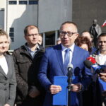 Konferencja prasowa Artura Gierady. Na zdjęciu (od lewej): Kamila Wojda z kieleckiego koła .Nowoczesna, Michał Braun - kandydat do Rady Miasta Kielce i Artur Gierada - poseł PO / Marzena Mąkosa / Radio Kielce