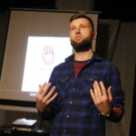 Podsumowanie i prezentacja efektów projektu artystyczno - edukacyjnego „OJCZYZNY”.  Na zdjęciu: Przemek Żmiejko - reżyser / Marzena Mąkosa / Radio Kielce