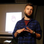 Podsumowanie i prezentacja efektów projektu artystyczno - edukacyjnego „OJCZYZNY”.  Na zdjęciu: Przemek Żmiejko - reżyser / Marzena Mąkosa / Radio Kielce