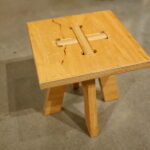 Obiekty z wystawy "Lekcja dizajnu" prezentującej polskie projekty tworzone z myślą o dzieciach. Taboret 50zł / Marzena Mąkosa / Radio Kielce