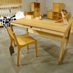 Obiekty z wystawy "Lekcja dizajnu" prezentującej polskie projekty tworzone z myślą o dzieciach. Biurko - 1214,40zł, krzesełko - 278,40, piórnik ślimak - 88zł, piórnik przybornik - 68zł i podstawka pod książkę/tablet  36zł / Marzena Mąkosa / Radio Kielce