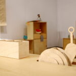 Obiekty z wystawy "Lekcja dizajnu" prezentującej polskie projekty tworzone z myślą o dzieciach. Elementy znajdujące się na biurku. Piórnik przybornik - 68zł, piórknik ślimak - 88zł  / Marzena Mąkosa / Radio Kielce