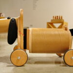 Obiekty z wystawy "Lekcja dizajnu" prezentującej polskie projekty tworzone z myślą o dzieciach. Piesek,  dog-ride on - 162,50 zł / Marzena Mąkosa / Radio Kielce