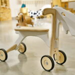 Obiekty z wystawy "Lekcja dizajnu" prezentującej polskie projekty tworzone z myślą o dzieciach. Drewniany jeździk Łosiołek - 133zł / Marzena Mąkosa / Radio Kielce