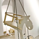 Obiekty z wystawy "Lekcja dizajnu" prezentującej polskie projekty tworzone z myślą o dzieciach. Drewniana huśtawka GUCIO - 133zł / Marzena Mąkosa / Radio Kielce