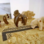 Obiekty z wystawy "Lekcja dizajnu" prezentującej polskie projekty tworzone z myślą o dzieciach. Drewniane zwierzątka: panda, miś polarny, goryl, nosorożec - 83,85 zł za sztukę / Marzena Mąkosa / Radio Kielce