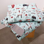 Obiekty z wystawy "Lekcja dizajnu" prezentującej polskie projekty tworzone z myślą o dzieciach. Pościel "Noc na polanie" Echa leśne. Cena 200zł / Marzena Mąkosa / Radio Kielce