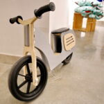 Obiekty z wystawy "Lekcja dizajnu" prezentującej polskie projekty tworzone z myślą o dzieciach. Skuter biegowy ROMEK - 120 zł  / Marzena Mąkosa / Radio Kielce