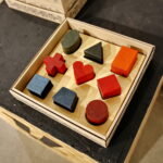 Obiekty z wystawy "Lekcja dizajnu" prezentującej polskie projekty tworzone z myślą o dzieciach. Klocki. Shape puzzle board - 50 zł / Marzena Mąkosa / Radio Kielce