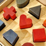 Obiekty z wystawy "Lekcja dizajnu" prezentującej polskie projekty tworzone z myślą o dzieciach. Klocki. Shape puzzle board - 50 zł / Marzena Mąkosa / Radio Kielce