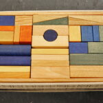 Obiekty z wystawy "Lekcja dizajnu" prezentującej polskie projekty tworzone z myślą o dzieciach. Drewniane klocki kolorowe w skrzynce wooden story - 120 zł / Marzena Mąkosa / Radio Kielce