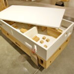 Obiekty z wystawy "Lekcja dizajnu" prezentującej polskie projekty tworzone z myślą o dzieciach. Stolik kawowy / Marzena Mąkosa / Radio Kielce