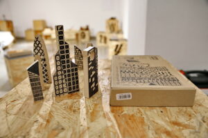 Obiekty z wystawy "Lekcja dizajnu" prezentującej polskie projekty tworzone z myślą o dzieciach. City puzzle - 48,10zł / Marzena Mąkosa / Radio Kielce