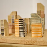 Obiekty z wystawy "Lekcja dizajnu" prezentującej polskie projekty tworzone z myślą o dzieciach. Manhattan blocks - 61,75zł / Marzena Mąkosa / Radio Kielce