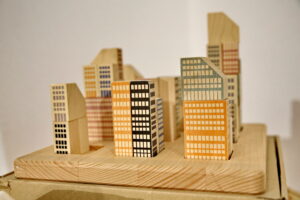 Obiekty z wystawy "Lekcja dizajnu" prezentującej polskie projekty tworzone z myślą o dzieciach. Manhattan blocks - 61,75zł / Marzena Mąkosa / Radio Kielce