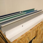 Obiekty z wystawy "Lekcja dizajnu" prezentującej polskie projekty tworzone z myślą o dzieciach. Półka na książki 50cm - 44zł. Półka na książki 100cm - 74zł / Marzena Mąkosa / Radio Kielce