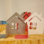 Obiekty z wystawy "Lekcja dizajnu" prezentującej polskie projekty tworzone z myślą o dzieciach. Podpórka na książki - dom - 74zł / Marzena Mąkosa / Radio Kielce