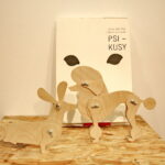 Obiekty z wystawy "Lekcja dizajnu" prezentującej polskie projekty tworzone z myślą o dzieciach. Psi-kusy, modele ze sklejki - 15 zł, książka - 40zł / Marzena Mąkosa / Radio Kielce