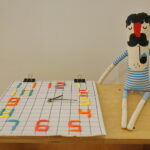 Obiekty z wystawy "Lekcja dizajnu" prezentującej polskie projekty tworzone z myślą o dzieciach. Włodek Kotwica - 40zł. Zegar diy digital clock - 59zł / Marzena Mąkosa / Radio Kielce