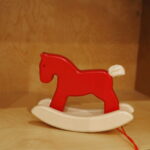 Obiekty z wystawy "Lekcja dizajnu" prezentującej polskie projekty tworzone z myślą o dzieciach. Konik na biegunach, rocking horse - 24,05zł / Marzena Mąkosa / Radio Kielce