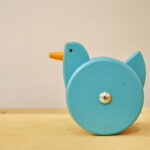 Obiekty z wystawy "Lekcja dizajnu" prezentującej polskie projekty tworzone z myślą o dzieciach. Niebieska kaczuszka, wobbling chicken - 32,50zł / Marzena Mąkosa / Radio Kielce