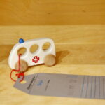 Obiekty z wystawy "Lekcja dizajnu" prezentującej polskie projekty tworzone z myślą o dzieciach. Drewniana karetka, ambulanse - 16,25zł / Marzena Mąkosa / Radio Kielce