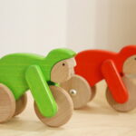 Obiekty z wystawy "Lekcja dizajnu" prezentującej polskie projekty tworzone z myślą o dzieciach. Kolarze, velo - 27,30zł / Marzena Mąkosa / Radio Kielce