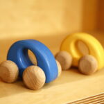 Obiekty z wystawy "Lekcja dizajnu" prezentującej polskie projekty tworzone z myślą o dzieciach. Drewniane samochody, Ellipse - 8,80zł / Marzena Mąkosa / Radio Kielce