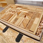 Obiekty z wystawy "Lekcja dizajnu" prezentującej polskie projekty tworzone z myślą o dzieciach. Drewniane klocki peace&love duże - 220zł / Marzena Mąkosa / Radio Kielce