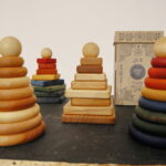 Obiekty z wystawy "Lekcja dizajnu" prezentującej polskie projekty tworzone z myślą o dzieciach. Klocki piramida naturalna okrągła - 60 zł, piramida naturalna kwadratowa - 60 zł. Piramida kolorowa okrągła - 50 zł i piramida kolorowa kwadratowa - 50 zł / Marzena Mąkosa / Radio Kielce