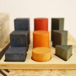 Obiekty z wystawy "Lekcja dizajnu" prezentującej polskie projekty tworzone z myślą o dzieciach. Shape board kolorowy - 50 zł / Marzena Mąkosa / Radio Kielce