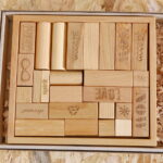 Obiekty z wystawy "Lekcja dizajnu" prezentującej polskie projekty tworzone z myślą o dzieciach. Drewniane klocki peace&love małe - 130 zł  / Marzena Mąkosa / Radio Kielce