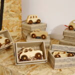 Obiekty z wystawy "Lekcja dizajnu" prezentującej polskie projekty tworzone z myślą o dzieciach. Drewniane samochody - '30s car, '50s car, eco car, electric car, english taxi, little french car, off road vehicle i retro car - 30 zł za sztukę / Marzena Mąkosa / Radio Kielce