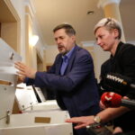 Otwarcie urn z głosami oddanymi przez mieszkańców Kielc na zadania zgłoszone do Budżetu Obywatelskiego / Marzena Mąkosa / Radio Kielce