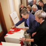 Otwarcie urn z głosami oddanymi przez mieszkańców Kielc na zadania zgłoszone do Budżetu Obywatelskiego / Marzena Mąkosa / Radio Kielce