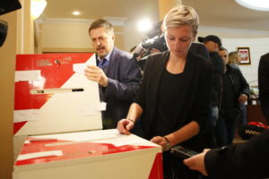 Otwarcie urn z głosami oddanymi przez mieszkańców Kielc na zadania zgłoszone do Budżetu Obywatelskiego / Marzena Mąkosa / Radio Kielce