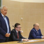 Spotkanie  dotyczące kierunków współpracy zmierzających do utworzenia Centralnych Laboratoriów GUM w Kielcach. Na zdjęciu po lewej: Wiesław Trąmpczyński - rektor Politechniki Świętokrzyskiej / Marzena Mąkosa / Radio Kielce