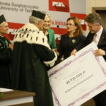 Inauguracja roku akademickiego na Politechnice Świętokrzyskiej.Wręczenie czeku dla Politechniki Świętokrzyskiej / Marzena Mąkosa / Radio Kielce