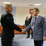 Ślubowanie nowo przyjętych funkcjonariuszy policji. Wręczenie legitymacji policyjnych / Marzena Mąkosa / Radio Kielce