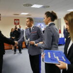 Ślubowanie nowo przyjętych funkcjonariuszy policji. Wręczenie legitymacji policyjnych / Marzena Mąkosa / Radio Kielce