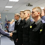 Ślubowanie nowo przyjętych funkcjonariuszy policji. Wręczenie legitymacji policyjnych / Marzena Mąkosa / Radio Kielce