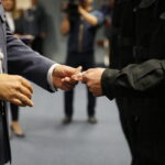 Ślubowanie nowo przyjętych funkcjonariuszy policji. Wręczenie legitymacji policyjnych / Marzena Mąkosa / Radio Kielce