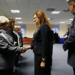 Ślubowanie nowo przyjętych funkcjonariuszy policji. Wręczenie odznaczeń przez wojewodę Agatę Wojtyszek / Marzena Mąkosa / Radio Kielce