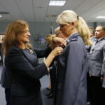 Ślubowanie nowo przyjętych funkcjonariuszy policji. Wręczenie odznaczeń przez wojewodę Agatę Wojtyszek / Marzena Mąkosa / Radio Kielce