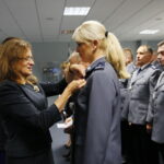 Ślubowanie nowo przyjętych funkcjonariuszy policji. Wręczenie odznaczeń przez wojewodę Agatę Wojtyszek / Marzena Mąkosa / Radio Kielce