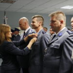 Ślubowanie nowo przyjętych funkcjonariuszy policji. Wręczenie odznaczeń przez wojewodę Agatę Wojtyszek / Marzena Mąkosa / Radio Kielce