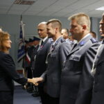Ślubowanie nowo przyjętych funkcjonariuszy policji. Wręczenie odznaczeń przez wojewodę Agatę Wojtyszek / Marzena Mąkosa / Radio Kielce