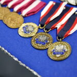 Ślubowanie nowo przyjętych funkcjonariuszy policji. Medale / Marzena Mąkosa / Radio Kielce