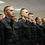 Ślubowanie nowo przyjętych funkcjonariuszy policji / Marzena Mąkosa / Radio Kielce